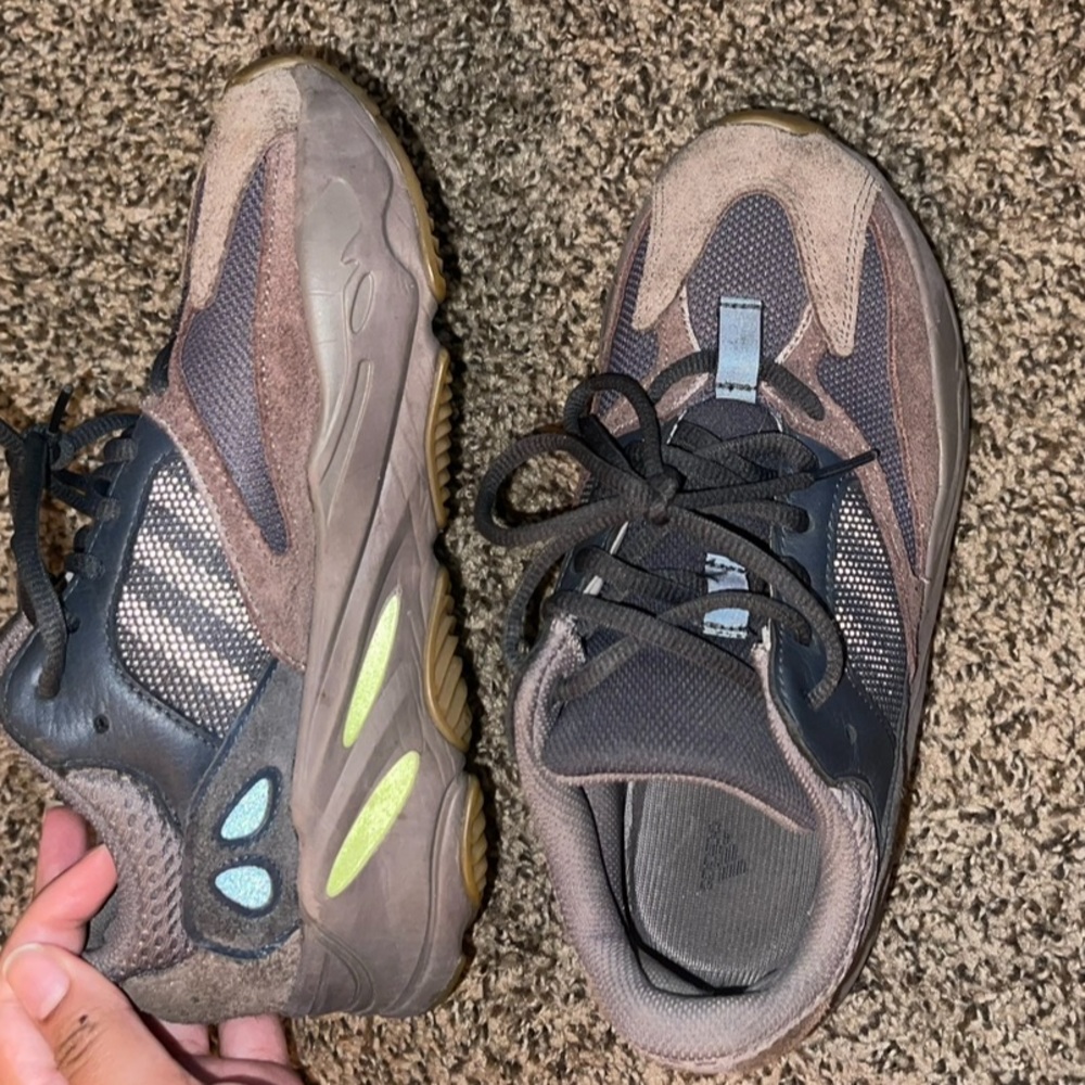 Adidas Yeezy Boost 700 Mauve 6Y